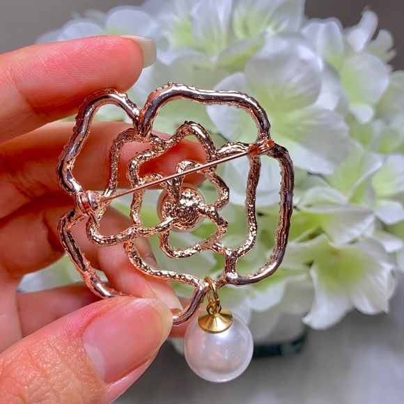 🚫SOLD🚫Camellia Flower Brooch - Picture 3 of 4